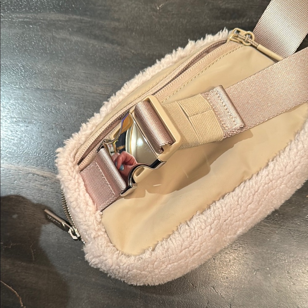 Lulu Sherpa Cream Fleece Belt Bag - NWOT - Picture 4 of 4